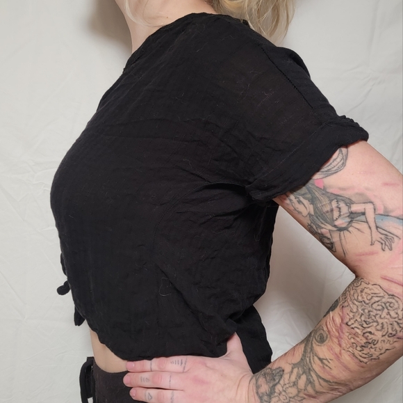 Short-Sleeve Black Tie-Front Crop Top - Picture 2 of 6